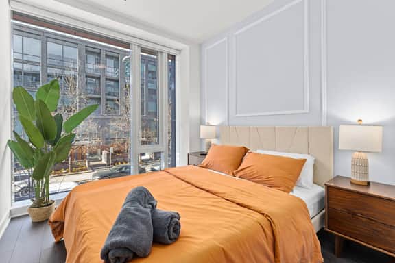 Pro-Designed 4BR3BTH 2-Storey Townhouse-DT Toronto - Image 2