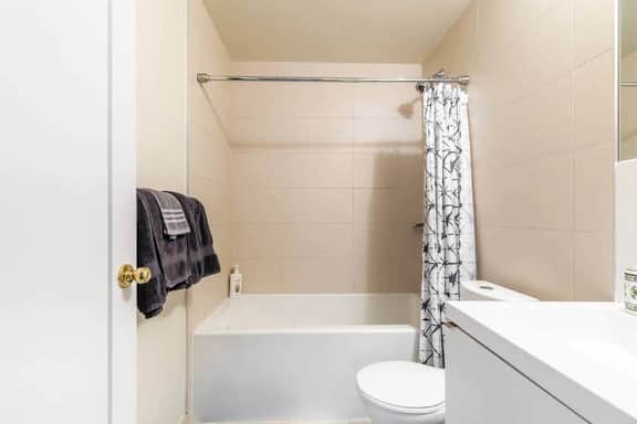 Luxury 3BR near downtown Toronto with free parking - Image 5