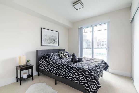 Luxury 3BR near downtown Toronto with free parking - Image 2