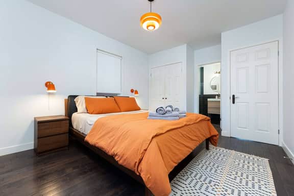 Modern 2BR House, Cozy, Family-Friendly & Central - Image 3