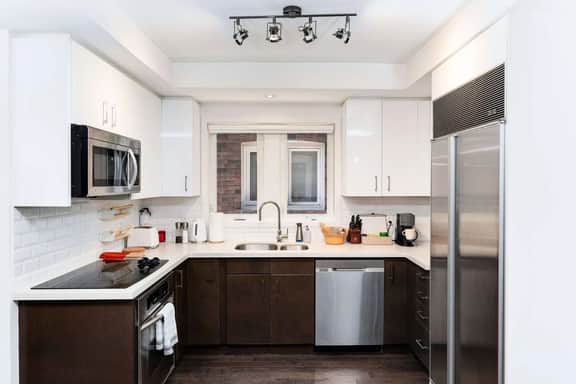 Modern 2BR House, Cozy, Family-Friendly & Central - Image 2