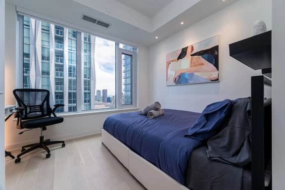 Modern Yorkville Condo • Sleeps 3 • Prime Location - Image 2