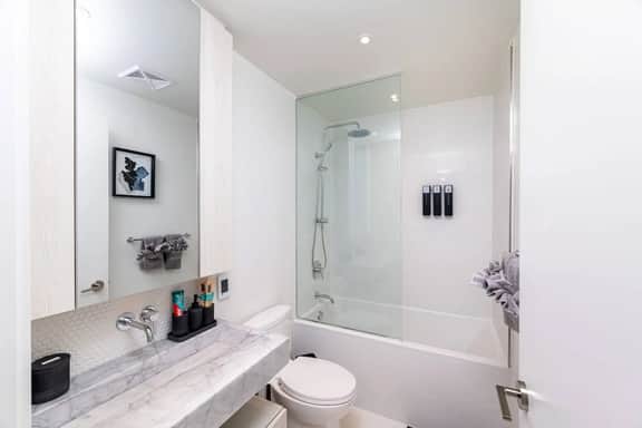Modern Yorkville Condo • Sleeps 3 • Prime Location - Image 3