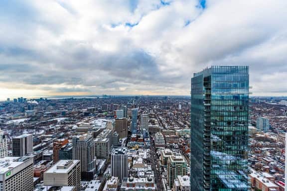 Luxury 1BR Apartment in Heart of Yorkville - Image 5