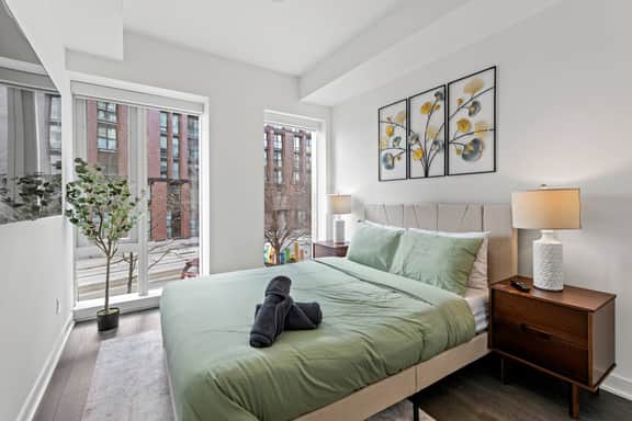 Modern 4BR/3BTH Townhouse w/parking in DT Toronto - Image 3