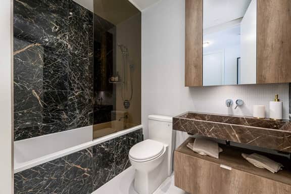 Stylish Yorkville 1BR | Prime Location - Image 4