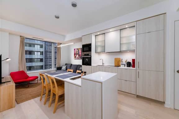 Stylish Yorkville 1BR | Prime Location - Image 5