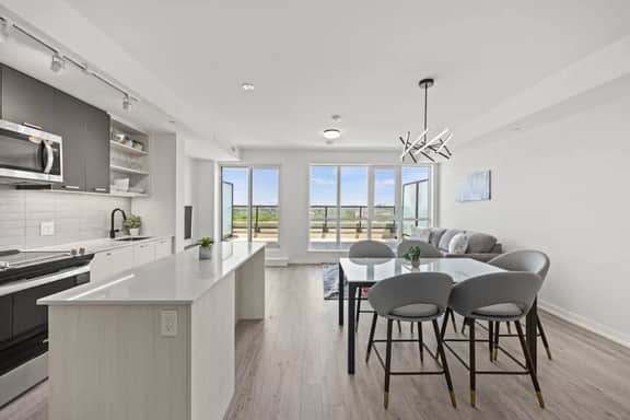 Yorkville 3BR Penthouse • Skyline Views + Parking - Image 3