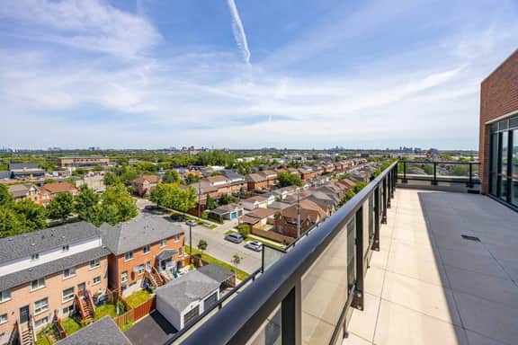 Yorkville 3BR Penthouse • Skyline Views + Parking - Image 4