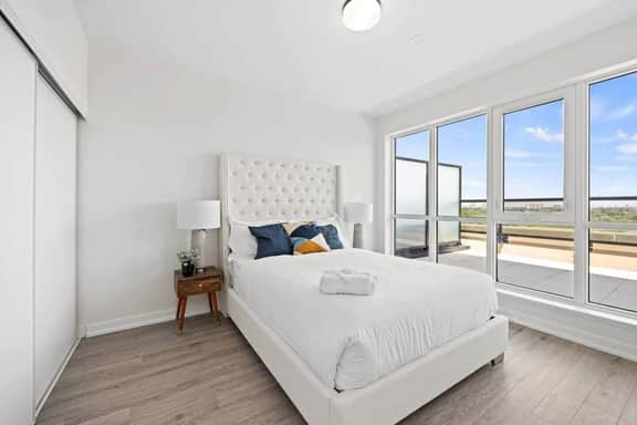 Yorkville 3BR Penthouse • Skyline Views + Parking - Image 5