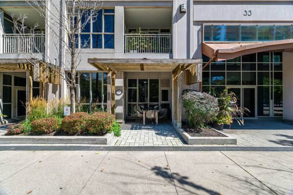 2BR Condo Townhouse Near the Lake | Fort York - Image 4