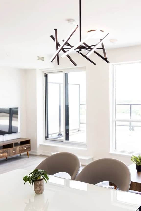 Central 3BR Apt • City Views + Parking - Image 3