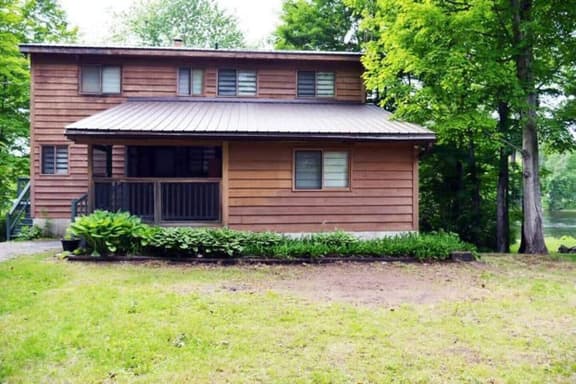 Relaxing 4BR Lake Escape with Patio & BBQ Area - Image 1