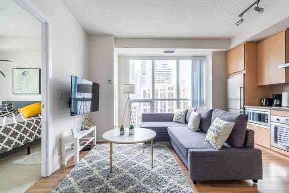Beautiful 3BR Toronto Getaway | Free Parking - Image 1