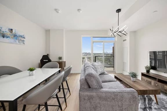 Elegant 4BR Condo with City Views & Free Parking - Image 1