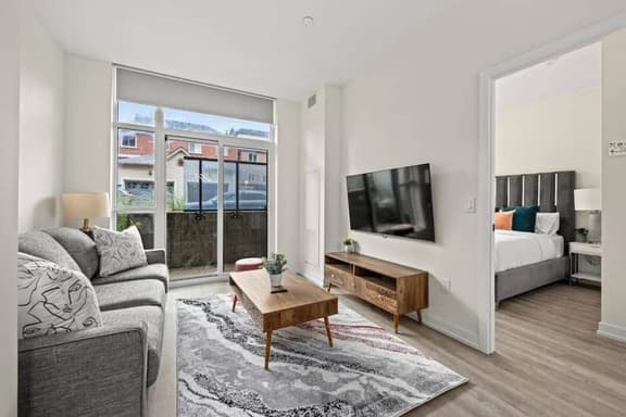 Elegant 2BR Apt | Parking & Comfort - Image 1