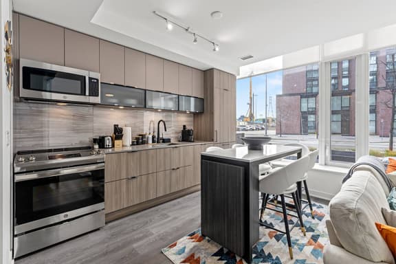 Modern 4BR/3BTH Townhouse w/parking in DT Toronto - Image 1