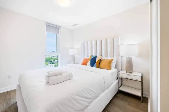 Modern 3BR Penthouse | Skyline & Sunset Views - Image 1