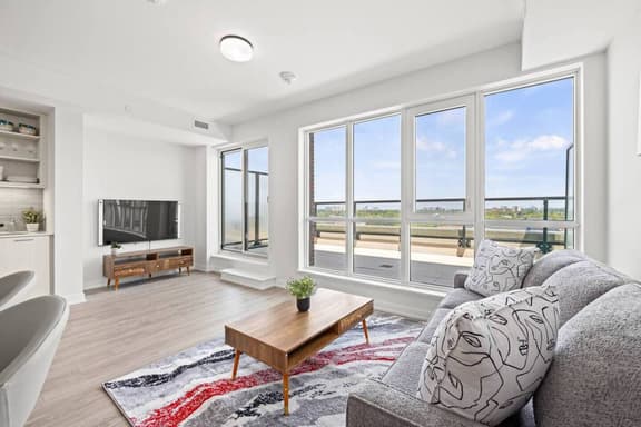 Yorkville 3BR Penthouse • Skyline Views + Parking - Image 1