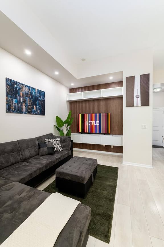 2BR Condo Townhouse Near the Lake | Fort York - Image 1